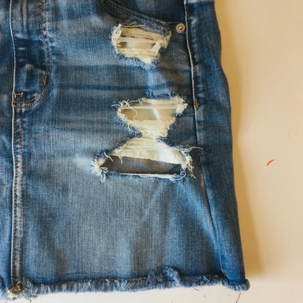 American Eagle NWT Outfitters Distressed High Rise Mini Blue Denim Skirt Size 4